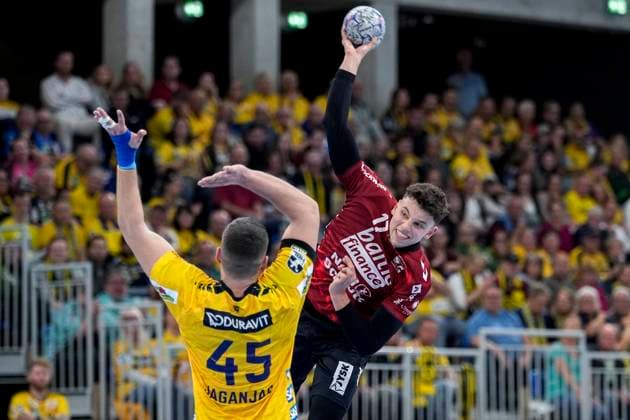 v.li.: Halil Jaganjac (RNL, 45), Marko Grgic (Flensburg, 17), beim Sprungwurf, Wurf, Torwurf, Action, Aktion, Spielszene, 01.10.2025, Heidelberg (Deutschland), Handball, DHB-Pokal, 2. Runde, Rhein-Neckar Löwen - SG Flensburg-Handewitt