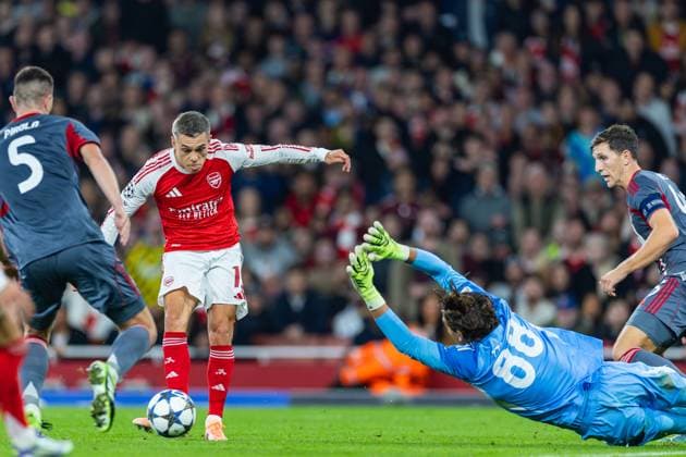 Arsenal v Olympiacos Champions League 01 10 2025. Arsenal forward Leandro Trossard (19) takes a shot during the Champions League match between Arsenal and Olympiacos at the Emirates Stadium, London, England on 1 October 2025. London Emirates Stadium Greater London England Editorial use only , Copyright: xToyinxOshodix PSI-22955-0050