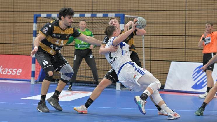 01.10.2025, Hamburgs Andreas Magaard wird von Dresdens Ivar Stavast und Dresdens Doruk Pehlivan gestoppt, HC Elbflorenz Dresden - HSV Hamburg, Handball, DHB-Pokal, (c) Dresden