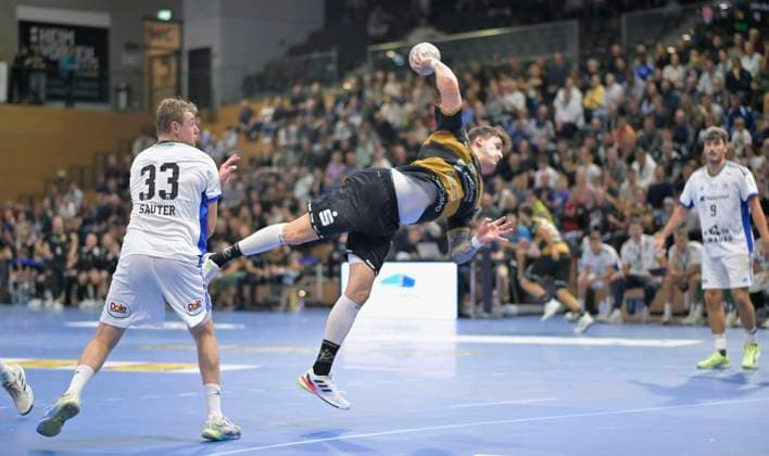 01.10.2025, Dresdens Oliver Seidler trifft, links Hamburgs Moritz Sauter, HC Elbflorenz Dresden - HSV Hamburg, Handball, DHB-Pokal, (c) Dresden
