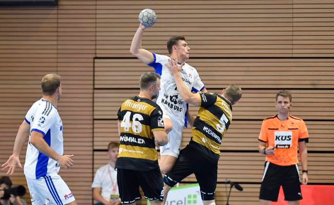 01.10.2025, Hamburgs Nikolai Jorgensen, attackiert von Dresdens Lukas Wucherpfennig und Dresdens Jonas Thümmler, HC Elbflorenz Dresden - HSV Hamburg, Handball, DHB-Pokal, (c) Dresden