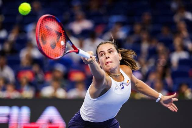 BEIJING, CHINA - OCTOBER 01: Emma Navarro of the United States competes in the Women s Singles Round of 16 match against Iga Swiatek of Poland on day 10 of the 2025 China Open at the National Tennis Center on October 1, 2025 in Beijing, China.  Copyright: xVCGx 111594442675