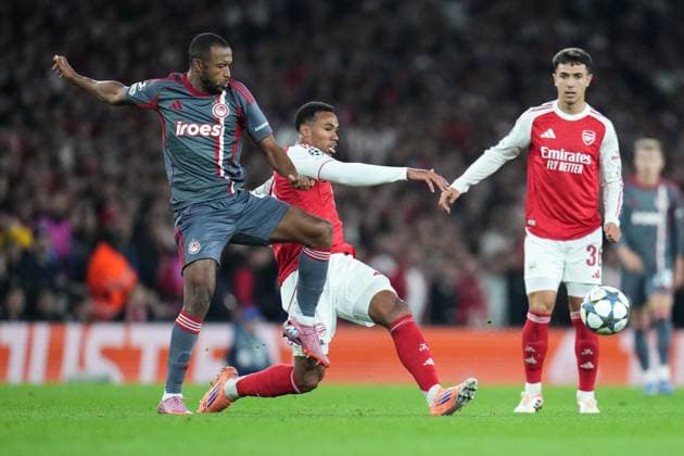UEFA Champions League Arsenal v Olympiakos FC Gabriel of Arsenal attempts a pass under pressure during the UEFA Champions League match Arsenal vs Olympiakos FC at Emirates Stadium, London, United Kingdom, 1st October 2025 (Photo by Harvey Murphy News Images) Copyright: xHarveyxMurphy NewsxImagesx