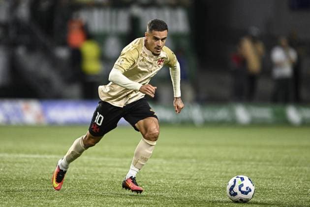 SAO PAULO, BRAZIL - OCTOBER 1: Philippe Coutinho of Vasco controls the ball during a Brasileirao 2025 match between Palmeiras and Vasco Da Gama at Allianz Parque on October 1, 2025 in Sao Paulo, Brazil. (Photo by Richard Callis Sports Press Photo ) Copyright: xRichardxCallisx Sportspressphoto_SPR36116