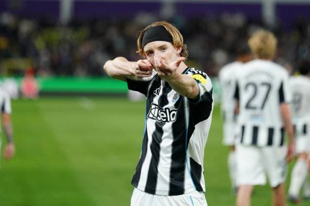 Anthony Gordon of Newcastle celebrates after he puts his side 2-0 ahead from the penalty spot Union St Gilloise v Newcastle, UEFA Champions League, Group Stage, Football, Lotto Park, Brussels, Belgium - 01 Oct 2025Brussels Lotto Park Belgium EDITORIAL USE ONLY No use with unauthorised audio, video, data, fixture lists, club league logos or live services. Online in-match use limited to 120 images, no video emulation. No use in betting, games or single club league player publications. Copyright: xDavidxWinter Shutterstockx 15504048ka