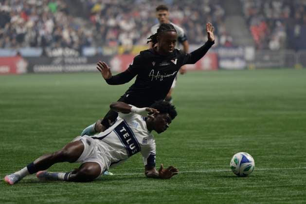 October 1, 2025: Forward Emmanuel Sabbi (11) of Vancouver Whitecaps FC fight for the ball with Thierno Bah (7) Defender of Vancouver FC during the Canadian Championship Final game between Vancouver Whitecaps FC and Vancouver FC at BC Place on October 1, 2025 in Vancouver, Canada.( ) - ZUMAp175 20251001_zsa_p175_039 Copyright: xTomazxJr Pximagesx