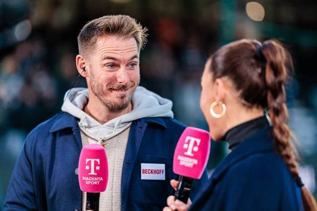 Tobias Strobl (SC Verl, Cheftrainer) im Interview mit Magenta mit Kamila Benschop (Moderatorin) GER, SC Verl vs. FC Ingolstadt 04, Fussball, 3. Liga, 9. Spieltag, Spielzeit 2025 2026, 01.10.2025 GER, SC Verl vs. FC Ingolstadt 04, Fussball, 3. Liga, 9. Spieltag, Spielzeit 2025 2026, 01.10.2025 Verl Copyright: xEibner-Pressefoto JanxRollingerx EP_JSK