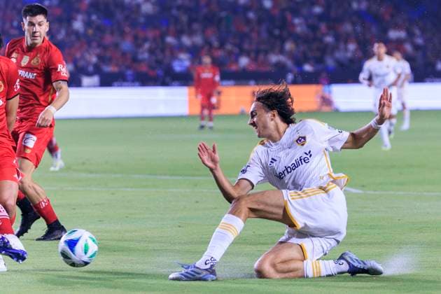 Julian Aude of LA Galaxy kicks the ball in a Champions Cup match between LA Galaxy and Toluca at Dignity Health Sports Park stadium in Carson, United States, 01 October 2025. Champions Cup: - LA Galaxy - Toluca !ACHTUNG: NUR REDAKTIONELLE NUTZUNG!  Copyright: xARIANAxRUIZx AME4355 20251002-55018096868_1