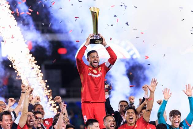 October 1, 2025, Carson, California, USA: Alexis Vega 9 of Toluca FC lifts the trophy during the award ceremony after their 2025 Michelob ULTRA Campeones Cup match against the LA Galaxy on Wednesday October 1, 2025 at the Dignity Health Sports Park in Carson, California. Toluca defeats Galaxy, 3-2. ARIANA RUIZ PI Carson USA - ZUMAp124 20251001_zaa_p124_024 Copyright: xArianaxRuizx