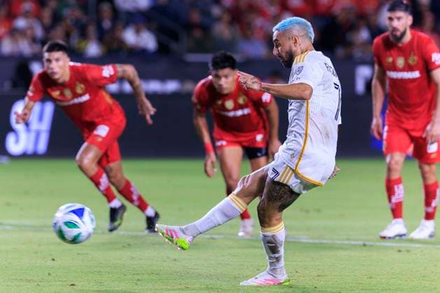 Diego Fagundez of LA Galaxy kicks the ball in a Champions Cup match between LA Galaxy and Toluca at Dignity Health Sports Park stadium in Carson, United States, 01 October 2025. Champions Cup: - LA Galaxy - Toluca !ACHTUNG: NUR REDAKTIONELLE NUTZUNG!  Copyright: xARIANAxRUIZx AME4358 20251002-55018096870_1