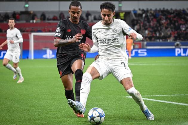 Deutschland, Fußball, UEFA Champions League, 2025 2026, Bayer 04 Leverkusen vs PSV Eindhoven, 01.10.2025, BayArena, Leverkusen, Deutschland, Zweikampf Arthur (Bayer Leverkusen, 13), Anass Salah-Eddine (PSV Eindhoven, 2) Copyright: xMarkusxVerwimpx