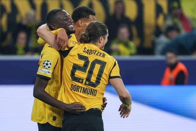 UEFA Champions League - Borussia Dortmund - Athletic Bilbao am 01.10.2025 im Signal Iduna Park in Dortmund Jubel, Torjubel, Torschuetze, Torschütze Serhou Guirassy (Dortmund 9) jubelt nach seinem Tor zum 3 zu 1 mit der Mannschaft, hier mit Marcel Sabitzer (Dortmund 20) und Felix Nmecha (Dortmund 8)