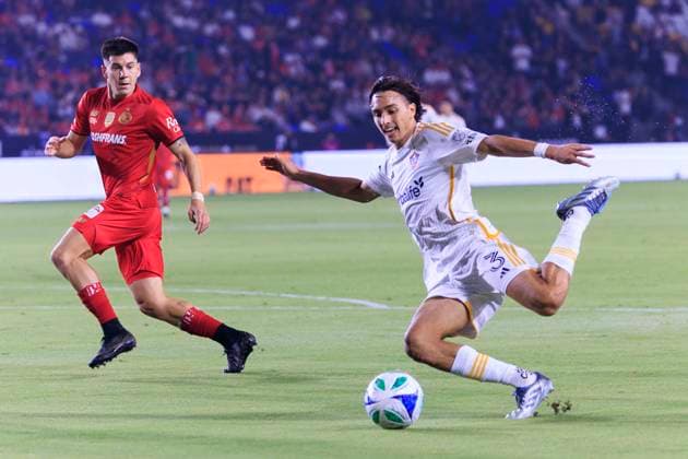 October 1, 2025, Carson, California, USA: Julian Aude 3 of the LA Galaxy passes the ball as Franco Romero 5 of Toluca FC defends during their 2025 Michelob ULTRA Campeones Cup match on Wednesday October 1, 2025 at the Dignity Health Sports Park in Carson, California. Toluca defeats Galaxy, 3-2. ARIANA RUIZ PI Carson USA - ZUMAp124 20251001_zaa_p124_038 Copyright: xArianaxRuizx