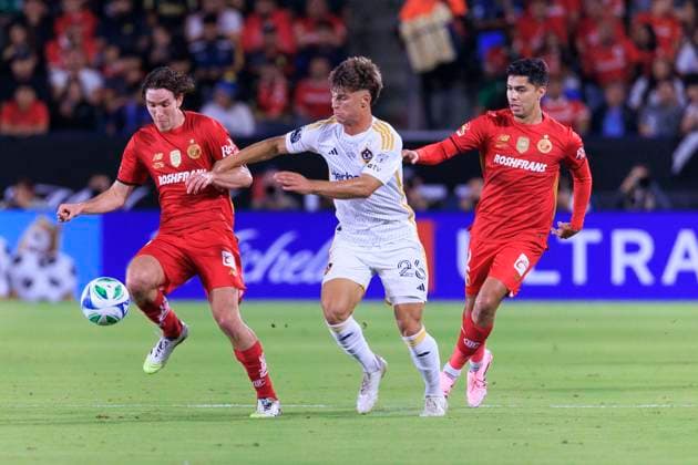 October 1, 2025, Carson, California, USA: Marcel Ruiz 14 and Diego Zaragoza 2 of Toluca FC defend against Harbor Miller 26 of the LA Galaxy during their 2025 Michelob ULTRA Campeones Cup match on Wednesday October 1, 2025 at the Dignity Health Sports Park in Carson, California. Toluca defeats Galaxy, 3-2. ARIANA RUIZ PI Carson USA - ZUMAp124 20251001_zaa_p124_044 Copyright: xArianaxRuizx