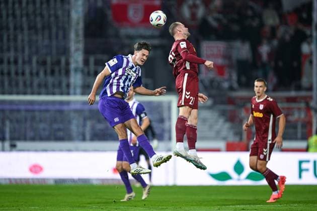 3. Liga - 25 26 - VfL Osnabrück - SSV Jahn Regensburg am 01.10.2025 an der Bremer Brücke in Osnabrück Theo Janotta (Osnabrueck) im Zweikampf gegen Lucas Hermes (Regensburg)