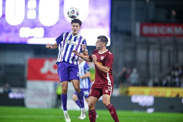 3. Liga - 25 26 - VfL Osnabrück - SSV Jahn Regensburg am 01.10.2025 an der Bremer Brücke in Osnabrück Theo Janotta (Osnabrueck) im Zweikampf gegen Florian Dietz (Regensburg)