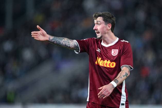 3. Liga - 25 26 - VfL Osnabrück - SSV Jahn Regensburg am 01.10.2025 an der Bremer Brücke in Osnabrück Adrian Fein (Regensburg) unzufrieden, enttäuscht, enttaeuscht, niedergeschlagen.