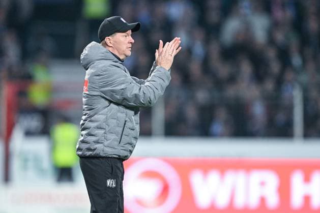 3. Liga - 25 26 - VfL Osnabrück - SSV Jahn Regensburg am 01.10.2025 an der Bremer Brücke in Osnabrück Trainer Timo Schultz (Osnabrueck)