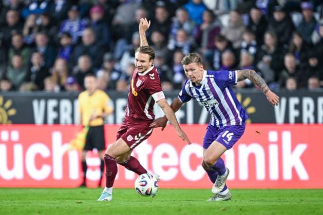 3. Liga - 25 26 - VfL Osnabrück - SSV Jahn Regensburg am 01.10.2025 an der Bremer Brücke in Osnabrück Felix Strauß Strauss (Regensburg) im Zweikampf gegen Luc Ihorst (Osnabrueck)