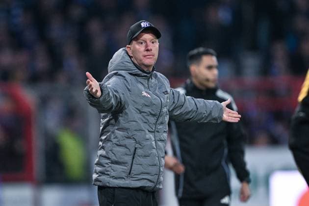 3. Liga - 25 26 - VfL Osnabrück - SSV Jahn Regensburg am 01.10.2025 an der Bremer Brücke in Osnabrück Trainer Timo Schultz (Osnabrueck) unzufrieden, enttäuscht, enttaeuscht, niedergeschlagen.