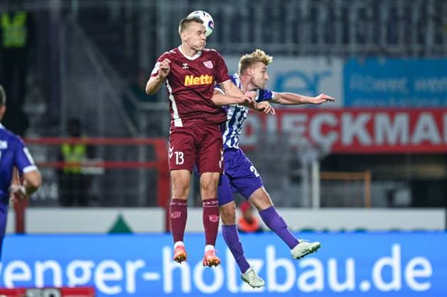 3. Liga - 25 26 - VfL Osnabrück - SSV Jahn Regensburg am 01.10.2025 an der Bremer Brücke in Osnabrück Florian Dietz (Regensburg) im Zweikampf gegen Fridolin Wagner (Osnabrueck)