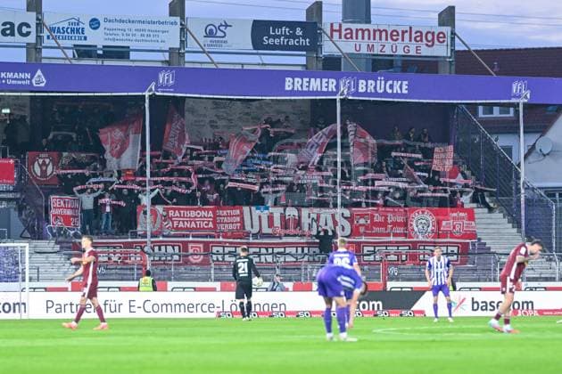 3. Liga - 25 26 - VfL Osnabrück - SSV Jahn Regensburg am 01.10.2025 an der Bremer Brücke in Osnabrück Fans aus Regensburg