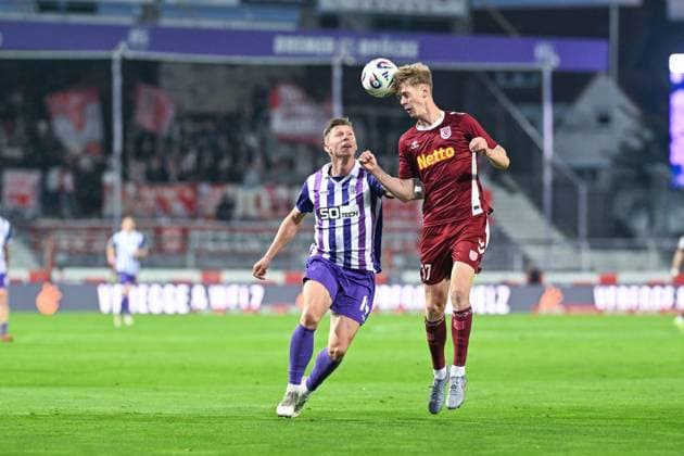 3. Liga - 25 26 - VfL Osnabrück - SSV Jahn Regensburg am 01.10.2025 an der Bremer Brücke in Osnabrück Luc Ihorst (Osnabrueck) im Zweikampf gegen Leopold Wurm (Regensburg)