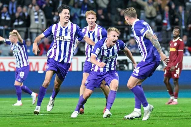 3. Liga - 25 26 - VfL Osnabrück - SSV Jahn Regensburg am 01.10.2025 an der Bremer Brücke in Osnabrück Jubel, Torjubel, Torschuetze, Torschütze Fridolin Wagner (Osnabrueck) jubelt nach seinem Tor zum 1:0