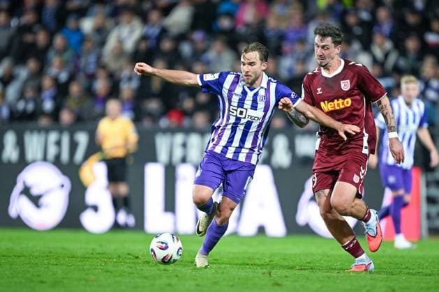 3. Liga - 25 26 - VfL Osnabrück - SSV Jahn Regensburg am 01.10.2025 an der Bremer Brücke in Osnabrück Lars Kehl (Osnabrueck) im Zweikampf gegen Adrian Fein (Regensburg)
