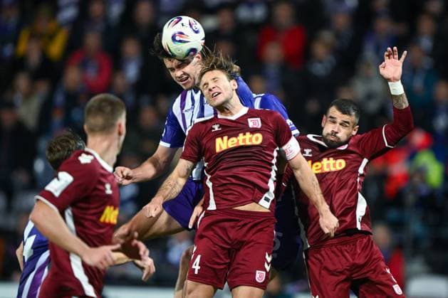 3. Liga - 25 26 - VfL Osnabrück - SSV Jahn Regensburg am 01.10.2025 an der Bremer Brücke in Osnabrück Theo Janotta (Osnabrueck) im Zweikampf gegen Felix Strauß Strauss (Regensburg)