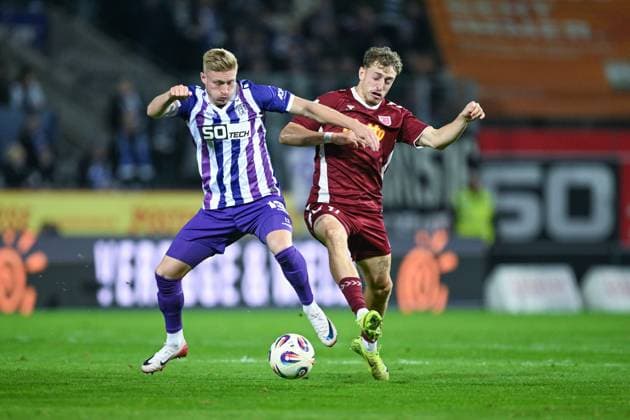 3. Liga - 25 26 - VfL Osnabrück - SSV Jahn Regensburg am 01.10.2025 an der Bremer Brücke in Osnabrück Kevin Schumacher (Osnabrueck) im Zweikampf gegen Noel Eichinger (Regensburg)