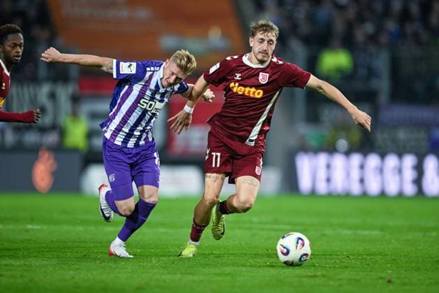 3. Liga - 25 26 - VfL Osnabrück - SSV Jahn Regensburg am 01.10.2025 an der Bremer Brücke in Osnabrück Kevin Schumacher (Osnabrueck) im Zweikampf gegen Noel Eichinger (Regensburg)