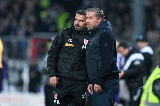 3. Liga - 25 26 - VfL Osnabrück - SSV Jahn Regensburg am 01.10.2025 an der Bremer Brücke in Osnabrück Trainer Michael Wimmer (Regensburg) und Co-Trainer Mounier Raychouni (Regensburg)