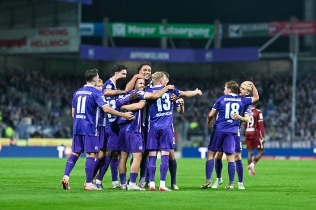 3. Liga - 25 26 - VfL Osnabrück - SSV Jahn Regensburg am 01.10.2025 an der Bremer Brücke in Osnabrück Jubel, Torjubel, Torschuetze, Torschütze Patrick Kammerbauer (Osnabrueck) jubelt nach seinem Tor zum 2:0 mit Ismail Badjie (Osnabrueck), Yigit Karademir (Osnabrueck), Kevin Schumacher (Osnabrueck)