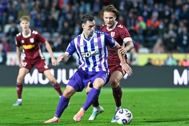 3. Liga - 25 26 - VfL Osnabrück - SSV Jahn Regensburg am 01.10.2025 an der Bremer Brücke in Osnabrück Felix Strauß Strauss (Regensburg) im Zweikampf gegen Robin Meißner Meissner (Osnabrueck)