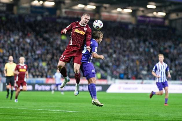 3. Liga - 25 26 - VfL Osnabrück - SSV Jahn Regensburg am 01.10.2025 an der Bremer Brücke in Osnabrück Eric Hottmann (Regensburg) im Zweikampf gegen Lars Kehl (Osnabrueck)