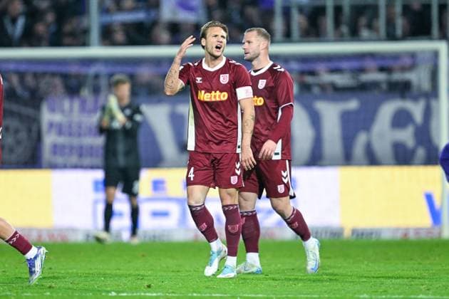 3. Liga - 25 26 - VfL Osnabrück - SSV Jahn Regensburg am 01.10.2025 an der Bremer Brücke in Osnabrück Felix Strauß Strauss (Regensburg) unzufrieden, enttäuscht, enttaeuscht, niedergeschlagen.