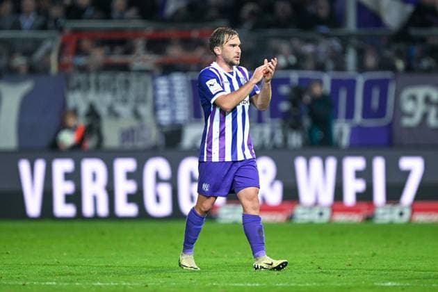 3. Liga - 25 26 - VfL Osnabrück - SSV Jahn Regensburg am 01.10.2025 an der Bremer Brücke in Osnabrück Lars Kehl (Osnabrueck)