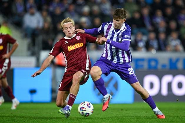 3. Liga - 25 26 - VfL Osnabrück - SSV Jahn Regensburg am 01.10.2025 an der Bremer Brücke in Osnabrück Philipp Müller Mueller (Regensburg) im Zweikampf gegen Bernd Riesselmann (Osnabrueck)