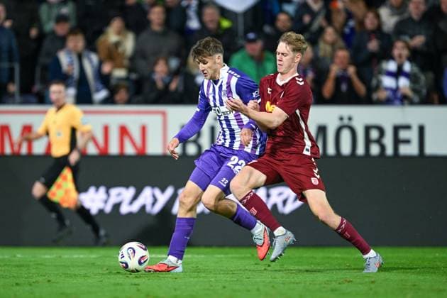 3. Liga - 25 26 - VfL Osnabrück - SSV Jahn Regensburg am 01.10.2025 an der Bremer Brücke in Osnabrück Bernd Riesselmann (Osnabrueck) im Zweikampf gegen Leopold Wurm (Regensburg)