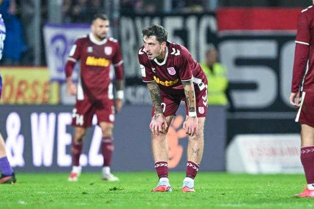 3. Liga - 25 26 - VfL Osnabrück - SSV Jahn Regensburg am 01.10.2025 an der Bremer Brücke in Osnabrück Adrian Fein (Regensburg) unzufrieden, enttäuscht, enttaeuscht, niedergeschlagen.