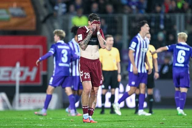 3. Liga - 25 26 - VfL Osnabrück - SSV Jahn Regensburg am 01.10.2025 an der Bremer Brücke in Osnabrück Adrian Fein (Regensburg) unzufrieden, enttäuscht, enttaeuscht, niedergeschlagen.