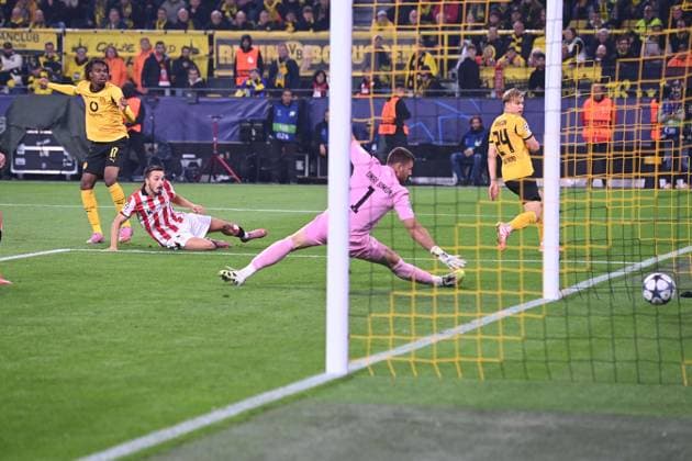 Carney CHUKWUEMEKA (DO) schiesst das Tor zum 2-0, gegen Torwart UNAI SIMON (Athletic Bilbao) Fussball UEFA Champions League Gruppenphase 2. Spieltag Borussia Dortmund (DO) - Athletic Bilbao 4-1 am 01.10.2025 in Dortmund Deutschland. UEFA regulations prohibit any use of photographs as image sequences and or quasi-video Â