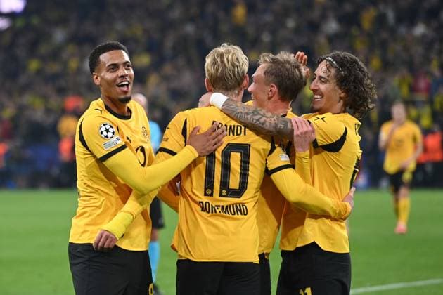 Julian BRANDT (DO) jubelt nach seinem Tor zum 4-1, Jubel, jubeln, Freude, cheers, mit Felix NMECHA (DO) , Maximilian BEIER (DO) und FABIO SILVA (DO) Fussball UEFA Champions League Gruppenphase 2. Spieltag Borussia Dortmund (DO) - Athletic Bilbao 4-1 am 01.10.2025 in Dortmund Deutschland. UEFA regulations prohibit any use of photographs as image sequences and or quasi-video Â