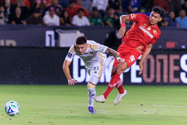 Gabriel Fortes Chaves (L) of LA Galaxy battles for the ball with Jesus Gallardo (R) of Toluca in a Champions Cup match between LA Galaxy and Toluca at Dignity Health Sports Park stadium in Carson, United States, 01 October 2025. Champions Cup: - LA Galaxy - Toluca !ACHTUNG: NUR REDAKTIONELLE NUTZUNG!  Copyright: xARIANAxRUIZx AME4357 20251002-55018096879_1