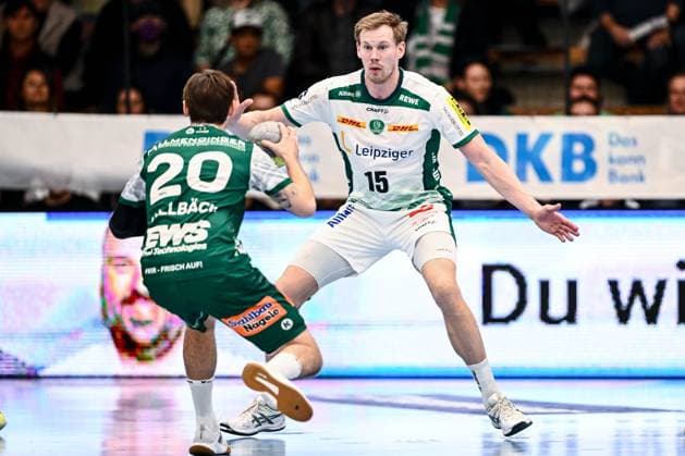 Goeppingen, Deutschland, 01.10.25: Ludvig Hallbaeck (FRISCH AUF! Goeppingen) und Adam Lönn (SC DHfK Leipzig) im Zweikampf waehrend des DHB Pokal 2 Runde Spiels zwischen FRISCH AUF! Goeppingen vs SC DHfK Leipzig in der EWS Arena am 01. Oktober 2025 in Goeppingen, Deutschland. (Foto von Harry Langer DeFodi Images) Goeppingen, Germany, 01.10.25: Ludvig Hallbaeck (FRISCH AUF! Goeppingen) und Adam Lönn (SC DHfK Leipzig) battle for the ball during the DHB Pokal 2 Runde match between FRISCH AUF! Goeppingen vs SC DHfK Leipzig at EWS Arena on October 1, 2025 in Goeppingen, Germany. (Photo by Harry Langer DeFodi Images) (Photo by Harry Langer DeFodi Images) Goeppingen, Germany, 01 10 25 Ludvig Hallbaeck FRISCH AUF Goeppingen and Adam Lönn SC DHfK Leipzig in a duel during the DHB Pokal 2 round match between FRISCH AUF Goeppingen vs SC DHfK Leipzig at EWS Arena on October 01, 2025 in Goeppingen, Germany Photo by Harry Langer DeFodi Images Goeppingen, Germany, 01 10 25 Ludvig Hallbaeck FRISCH AUF Goeppingen and Adam Lönn SC DHfK Leipzig battle for the ball during the DHB Pokal 2 Runde match between FRISCH AUF Goeppingen vs SC DHfK Leipzig at EWS Arena on October 1, 2025 in Goeppingen, Germany Photo by Harry Langer DeFodi Images Photo by Harry Langer DeFodi Images