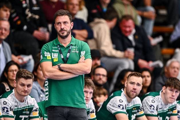 Goeppingen, Deutschland, 01.10.25: Trainer Ben Matschke (FRISCH AUF! Goeppingen) Schaut waehrend des DHB Pokal 2 Runde Spiels zwischen FRISCH AUF! Goeppingen vs SC DHfK Leipzig in der EWS Arena am 01. Oktober 2025 in Goeppingen, Deutschland. (Foto von Harry Langer DeFodi Images) Goeppingen, Germany, 01.10.25: Trainer Ben Matschke (FRISCH AUF! Goeppingen) Looks on during the DHB Pokal 2 Runde match between FRISCH AUF! Goeppingen vs SC DHfK Leipzig at EWS Arena on October 1, 2025 in Goeppingen, Germany. (Photo by Harry Langer DeFodi Images) (Photo by Harry Langer DeFodi Images) Goeppingen, Germany, 01 10 25 Coach Ben Matschke FRISCH AUF Goeppingen Looks on during the DHB Pokal 2 round match between FRISCH AUF Goeppingen vs SC DHfK Leipzig at EWS Arena on October 01 2025 in Goeppingen, Germany Photo by Harry Langer DeFodi Images Goeppingen, Germany, 01 10 25 Trainer Ben Matschke FRISCH AUF Goeppingen Looks on during the DHB Pokal 2 Runde match between FRISCH AUF Goeppingen vs SC DHfK Leipzig at EWS Arena on October 1, 2025 in Goeppingen, Germany Photo by Harry Langer DeFodi Images Photo by Harry Langer DeFodi Images