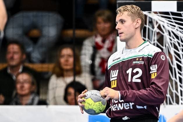 Goeppingen, Deutschland, 01.10.25: Torwart Kristian Saveras (FRISCH AUF! Goeppingen) in Aktion, am Ball, Einzelaktion waehrend des DHB Pokal 2 Runde Spiels zwischen FRISCH AUF! Goeppingen vs SC DHfK Leipzig in der EWS Arena am 01. Oktober 2025 in Goeppingen, Deutschland. (Foto von Harry Langer DeFodi Images) Goeppingen, Germany, 01.10.25: Torwart Kristian Saveras (FRISCH AUF! Goeppingen) controls the Ball during the DHB Pokal 2 Runde match between FRISCH AUF! Goeppingen vs SC DHfK Leipzig at EWS Arena on October 1, 2025 in Goeppingen, Germany. (Photo by Harry Langer DeFodi Images) (Photo by Harry Langer DeFodi Images) Goeppingen, Germany, 01 10 25 Goalkeeper Kristian Saveras FRISCH AUF Goeppingen in action, on the ball, single action during the DHB Pokal 2 round match between FRISCH AUF Goeppingen vs SC DHfK Leipzig at the EWS Arena on October 01, 2025 in Goeppingen, Germany Photo by Harry Langer DeFodi Images Goeppingen, Germany, 01 10 25 Goalkeeper Kristian Saveras FRISCH AUF Goeppingen controls the Ball during the DHB Pokal 2 Runde match between FRISCH AUF Goeppingen vs SC DHfK Leipzig at EWS Arena on October 1, 2025 in Goeppingen, Germany Photo by Harry Langer DeFodi Images Photo by Harry Langer DeFodi Images