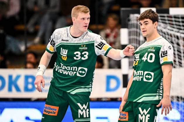 Goeppingen, Deutschland, 01.10.25: Ymir Oern Gislason (FRISCH AUF! Goeppingen) und Elias Newel (FRISCH AUF! Goeppingen) im Zweikampf waehrend des DHB Pokal 2 Runde Spiels zwischen FRISCH AUF! Goeppingen vs SC DHfK Leipzig in der EWS Arena am 01. Oktober 2025 in Goeppingen, Deutschland. (Foto von Harry Langer DeFodi Images) Goeppingen, Germany, 01.10.25: Ymir Oern Gislason (FRISCH AUF! Goeppingen) und Elias Newel (FRISCH AUF! Goeppingen) battle for the ball during the DHB Pokal 2 Runde match between FRISCH AUF! Goeppingen vs SC DHfK Leipzig at EWS Arena on October 1, 2025 in Goeppingen, Germany. (Photo by Harry Langer DeFodi Images) (Photo by Harry Langer DeFodi Images) Goeppingen, Germany, 01 10 25 Ymir Oern Gislason FRISCH AUF Goeppingen and Elias Newel FRISCH AUF Goeppingen battle for the ball during the DHB Pokal 2 round match between FRISCH AUF Goeppingen vs SC DHfK Leipzig at EWS Arena on October 01, 2025 in Goeppingen, Germany Photo by Harry Langer DeFodi Images Goeppingen, Germany, 01 10 25 Ymir Oern Gislason FRISCH AUF Goeppingen and Elias Newel FRISCH AUF Goeppingen battle for the ball during the DHB Pokal 2 round match between FRISCH AUF Goeppingen vs SC DHfK Leipzig at EWS Arena on October 1, 2025 in Goeppingen, Germany Photo by Harry Langer DeFodi Images Photo by Harry Langer DeFodi Images