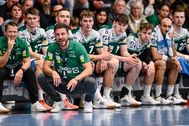 Goeppingen, Deutschland, 01.10.25: Trainer Ben Matschke (FRISCH AUF! Goeppingen) Schaut waehrend des DHB Pokal 2 Runde Spiels zwischen FRISCH AUF! Goeppingen vs SC DHfK Leipzig in der EWS Arena am 01. Oktober 2025 in Goeppingen, Deutschland. (Foto von Harry Langer DeFodi Images) Goeppingen, Germany, 01.10.25: Trainer Ben Matschke (FRISCH AUF! Goeppingen) Looks on during the DHB Pokal 2 Runde match between FRISCH AUF! Goeppingen vs SC DHfK Leipzig at EWS Arena on October 1, 2025 in Goeppingen, Germany. (Photo by Harry Langer DeFodi Images) (Photo by Harry Langer DeFodi Images) Goeppingen, Germany, 01 10 25 Coach Ben Matschke FRISCH AUF Goeppingen Looks on during the DHB Pokal 2 round match between FRISCH AUF Goeppingen vs SC DHfK Leipzig at EWS Arena on October 01 2025 in Goeppingen, Germany Photo by Harry Langer DeFodi Images Goeppingen, Germany, 01 10 25 Trainer Ben Matschke FRISCH AUF Goeppingen Looks on during the DHB Pokal 2 Runde match between FRISCH AUF Goeppingen vs SC DHfK Leipzig at EWS Arena on October 1, 2025 in Goeppingen, Germany Photo by Harry Langer DeFodi Images Photo by Harry Langer DeFodi Images